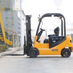 4 Wheel Drive Electric Forklift Recruitment Agent Counter Balanced Forklift Trucks 2500kg 3000kg Electric Warehouse Forklift