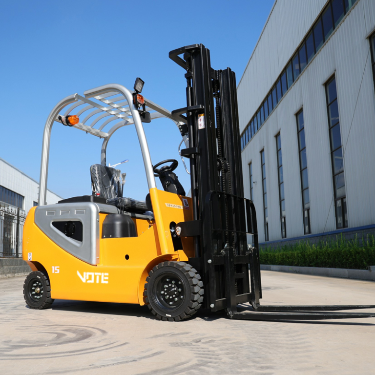 Four Wheel Battery Electric Forklift 2 T Forklift Machine Electric Stacker Truck Full Electric Forklift in Warehouse
