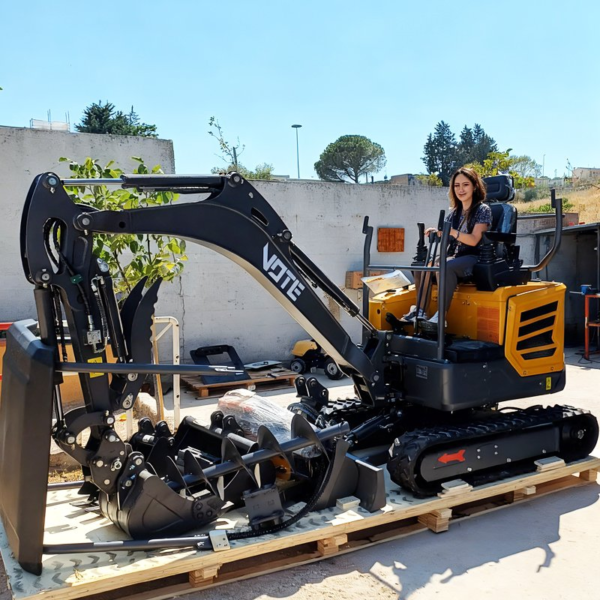 High Quality Mini Crawler Excavator 1.8ton Home Farm Mini Garden Excavator for Sale